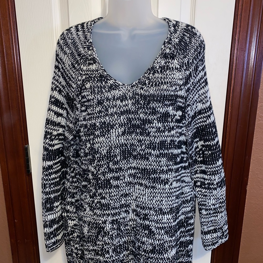 Ladies Indigenous V-Neck Sweater Size Medium